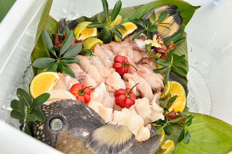 新鮮なお造りにパラワンレモンを添えて