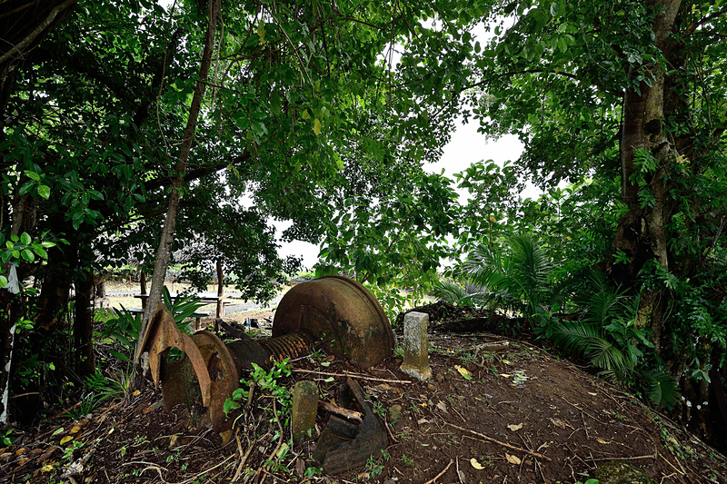 山頂には灯台の部品が残り「昭和十一年 海軍測量」の標識も