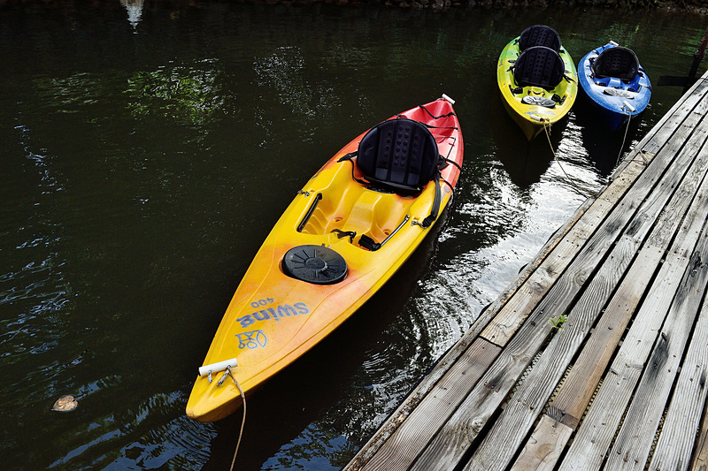 通常は1人乗りまたは2人乗りのカヤックに乗ります