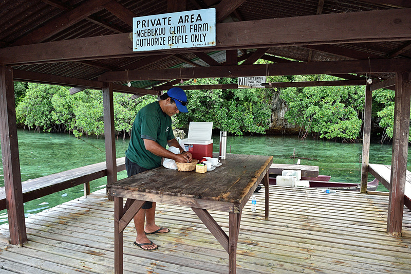 浮き桟橋でアレンさんが朝食を用意してくれました