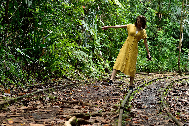 線路の上を歩くと映画のワンシーンのよう