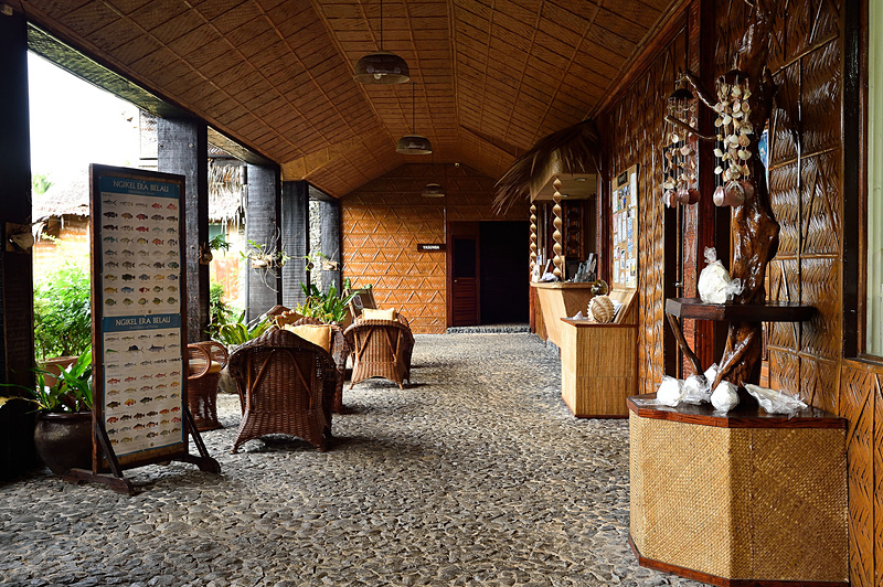 ロビー通路に飾られた大きなシャコ貝は非売品