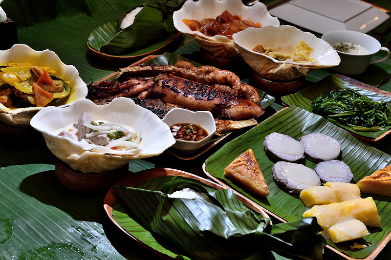 シャコ貝に盛られた「クラムカレー」も人気メニュー。ホワイトソースはピリ辛でビールとよく合います