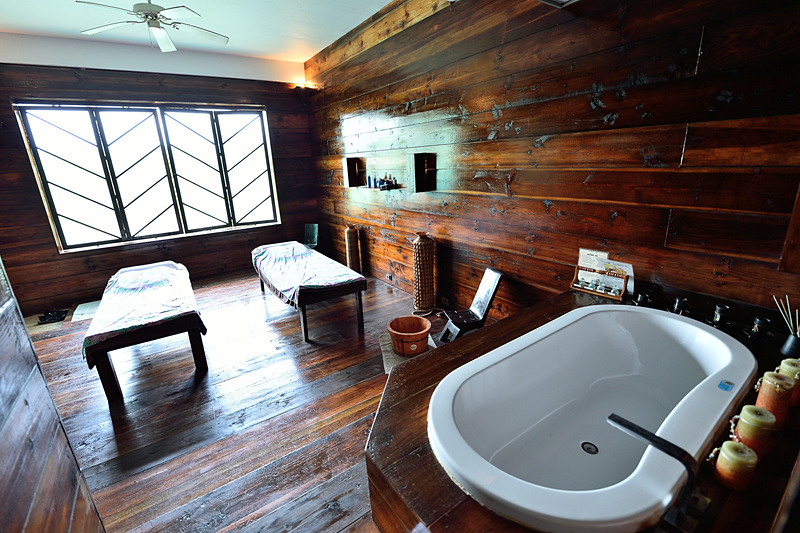 ココナッツオイルとアロマオイルをブレンドしたハンドマッサージ。思いっきり遊んだあとは、ゆったりリラックスしましょう