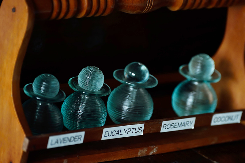 ココナッツオイルとアロマオイルをブレンドしたハンドマッサージ。思いっきり遊んだあとは、ゆったりリラックスしましょう