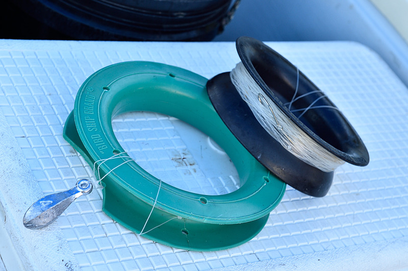 仕掛けはとってもシンプルで、本当に糸に針と重りを付けただけ。糸を巻いたリングをリール代わりにします