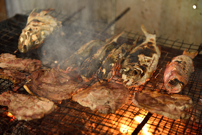 釣りたての魚を炭焼きに