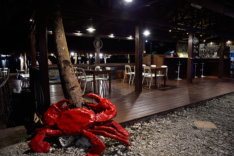 心地よい海風が通る店内に入ると、大きなカニがお出迎え