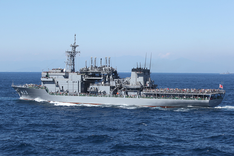 回頭する補給艦「ましゅう」と潜水艦救難艦「ちはや」