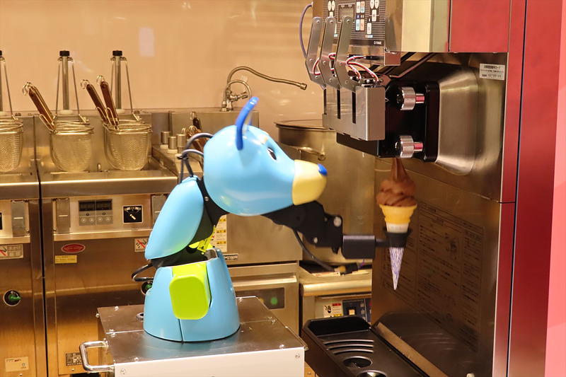 ソフトクリームロボット「ワンダー」