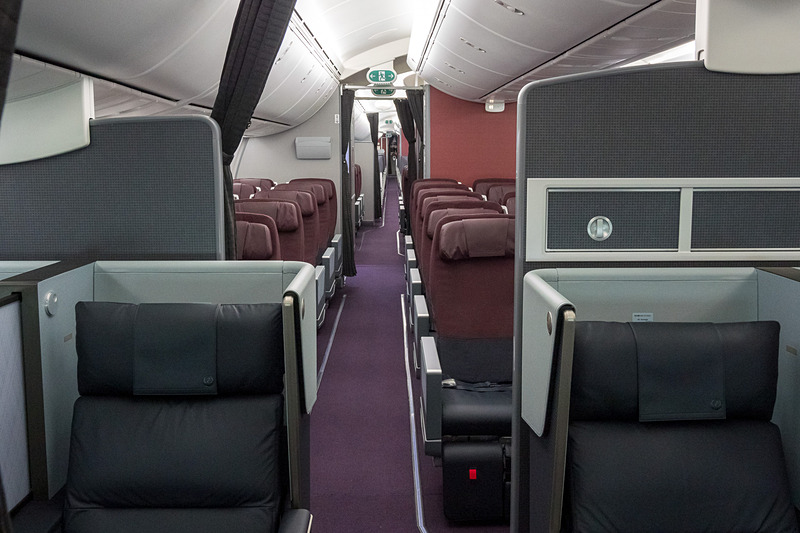 ファーストクラスの最前方から後方を見た様子。クラスごとに通路の位置が異なるのが分かる