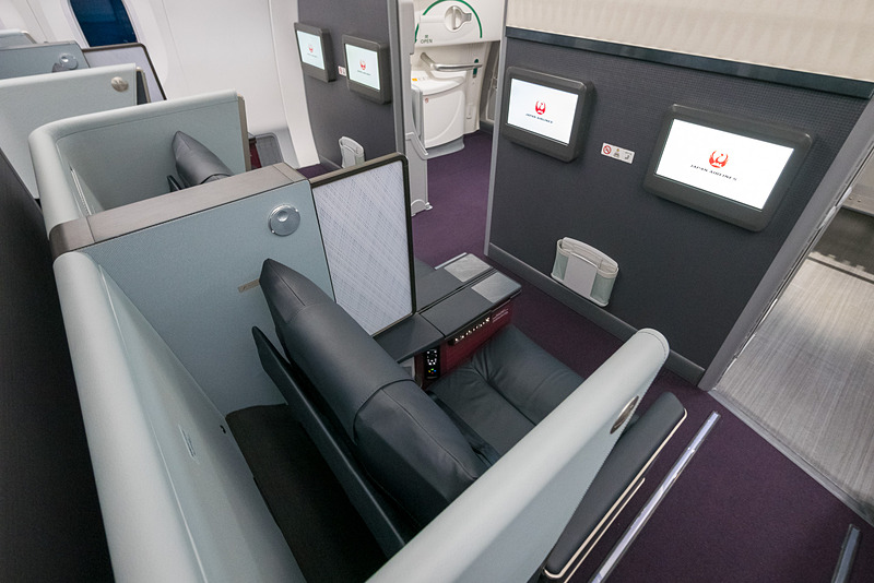 ファーストクラス後方からの様子。15.6型のシートモニターはバルクヘッド（前方の仕切り板）に装備