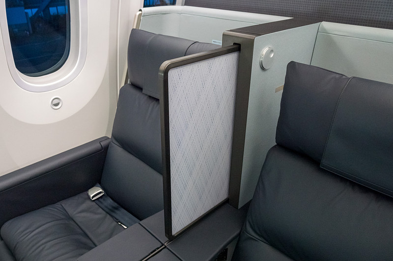 通路側は頭部を覆うシェルデザインとなっているほか、2席の間には開閉式のディバイダーを備えることでプライベート感を高めている