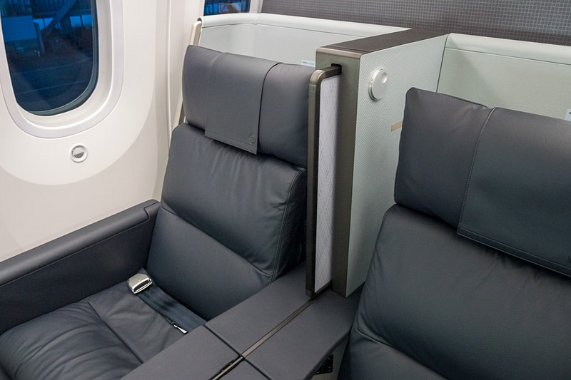 通路側は頭部を覆うシェルデザインとなっているほか、2席の間には開閉式のディバイダーを備えることでプライベート感を高めている