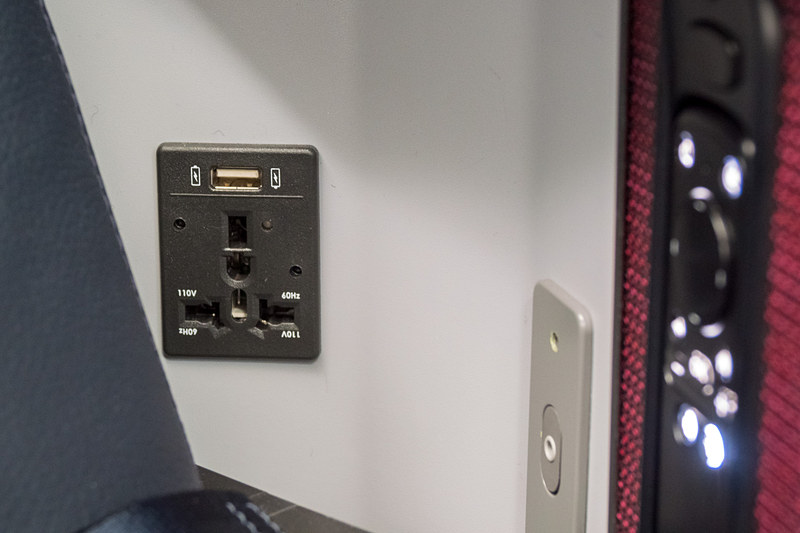 小物収納ポケットとAC電源、USB電源、ヘッドフォンジャック