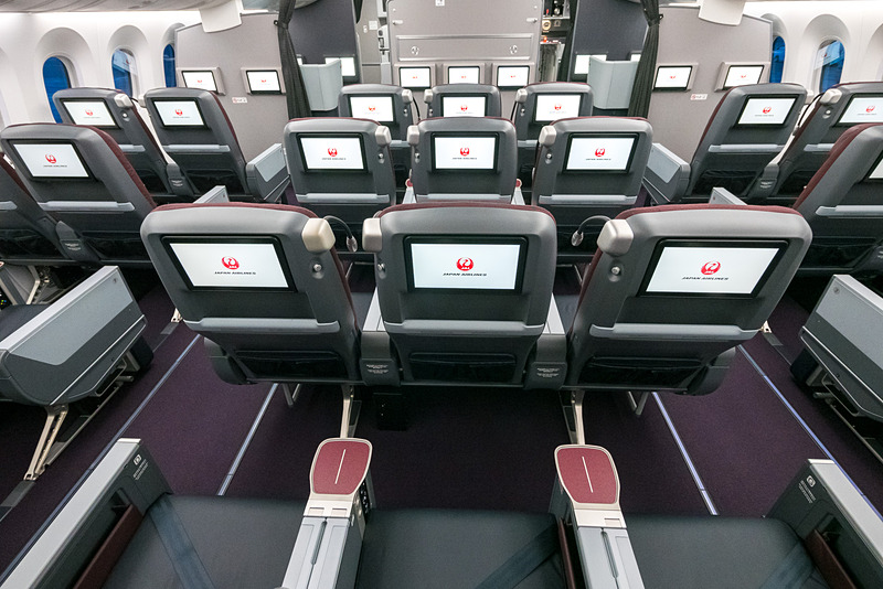 クラスJ後方から。シートモニターは11.6インチで、最前列席は2エリアともバルクヘッドに埋め込みとなる
