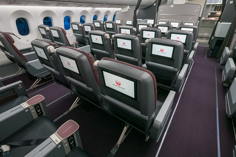 クラスJ後方から。シートモニターは11.6インチで、最前列席は2エリアともバルクヘッドに埋め込みとなる