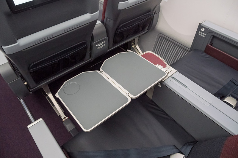 シートテーブルはアームレスト内に収納