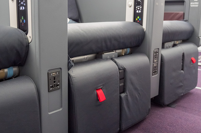 最前列座席のみAC電源とUSB電源を一体化したユニットとなる