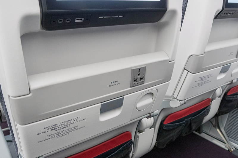 シートモニター下に書籍収納ポケット