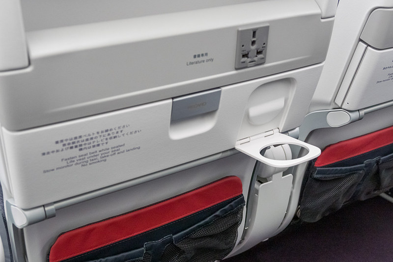 シートテーブルを閉じた状態で利用可能なカップホルダー