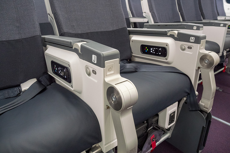 45列目のA/B/C席とH/J/K席のみ、シートモニターとシートテーブルをアームレスト内に収納。ほかの座席と仕様が大きく異なる
