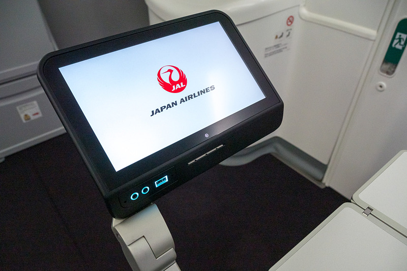 45列目のA/B/C席とH/J/K席のみ、シートモニターとシートテーブルをアームレスト内に収納。ほかの座席と仕様が大きく異なる