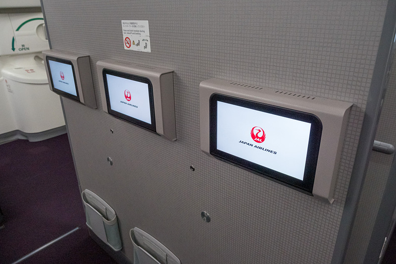 45列目のA/B/C席とH/J/K席のみ、シートモニターとシートテーブルをアームレスト内に収納。ほかの座席と仕様が大きく異なる