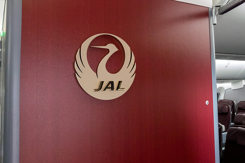 L2ドアから機内に入ると大きな鶴丸がお出迎え