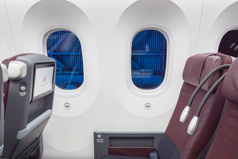 ボーイング 787-8型機なのでウィンドウシェードは電動