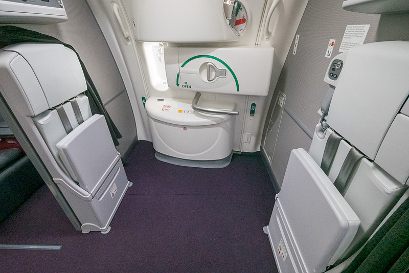 CA（客室乗務員）が利用するジャンプシートに、“真っ白”といえる色合いを採用