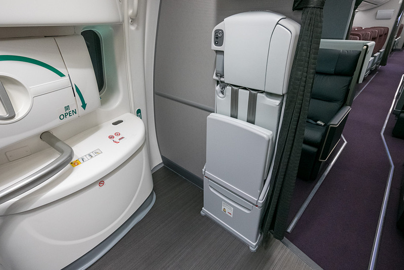 CA（客室乗務員）が利用するジャンプシートに、“真っ白”といえる色合いを採用
