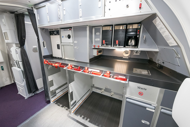 最前方ギャレー。ファーストクラスの機内食向けにオーブンなどを備える