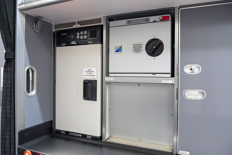 最前方ギャレー。ファーストクラスの機内食向けにオーブンなどを備える