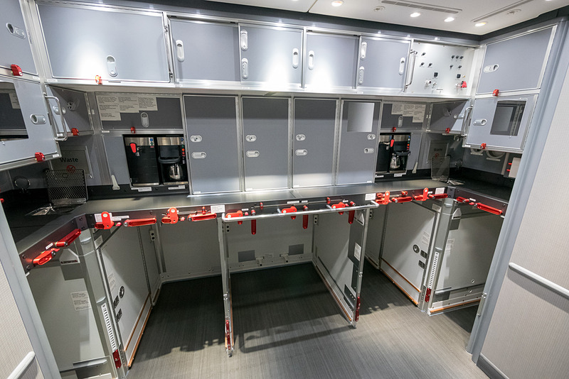 普通席最後方のギャレー