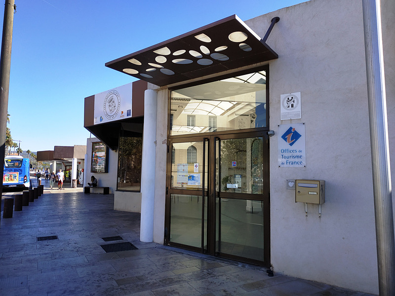 写真右はラ・シオタを出て、マルセイユまで行くバス