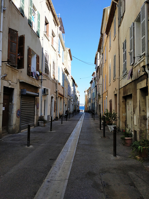 写真右が旧市街のメインストリート