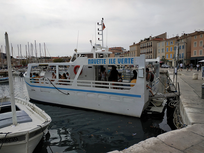 旧港から出ている、ラ・シオタ近くにあるヴェルト島行きの船。島にはトイレがないと聞いたので私は行きませんでしたが、行ったという夫の仕事仲間たちによると、日光浴と海水浴を静かに楽しめるところだそうです。島までは船で10分くらいです