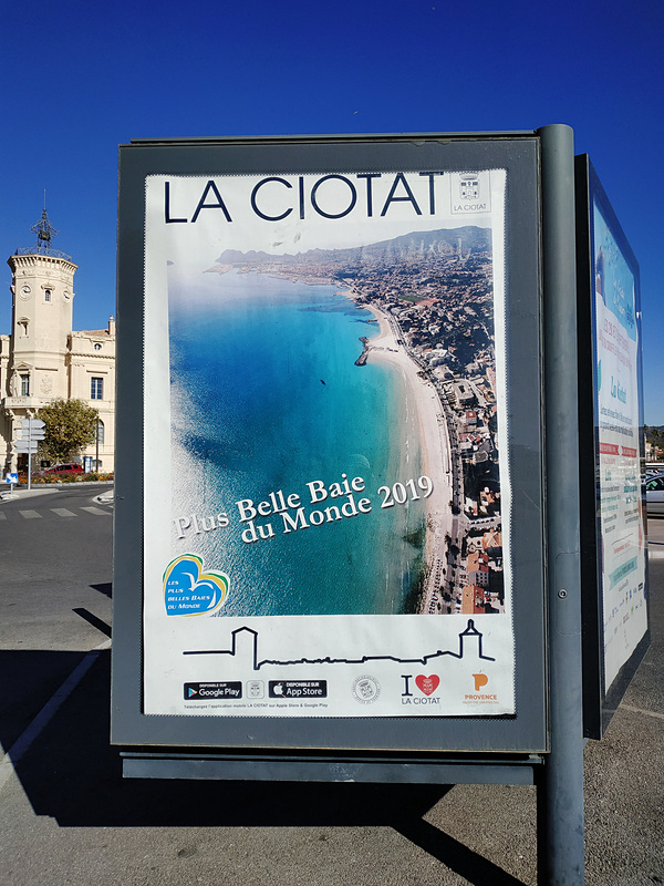 「世界で最も美しい湾」の一つに選ばれたというポスターも飾られるラ・シオタの湾