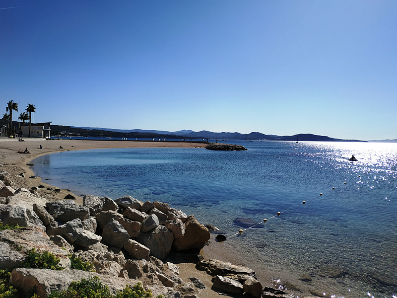 「世界で最も美しい湾」の一つに選ばれたというポスターも飾られるラ・シオタの湾