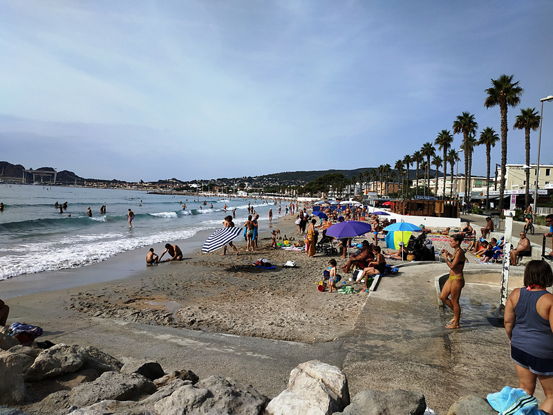 「世界で最も美しい湾」の一つに選ばれたというポスターも飾られるラ・シオタの湾