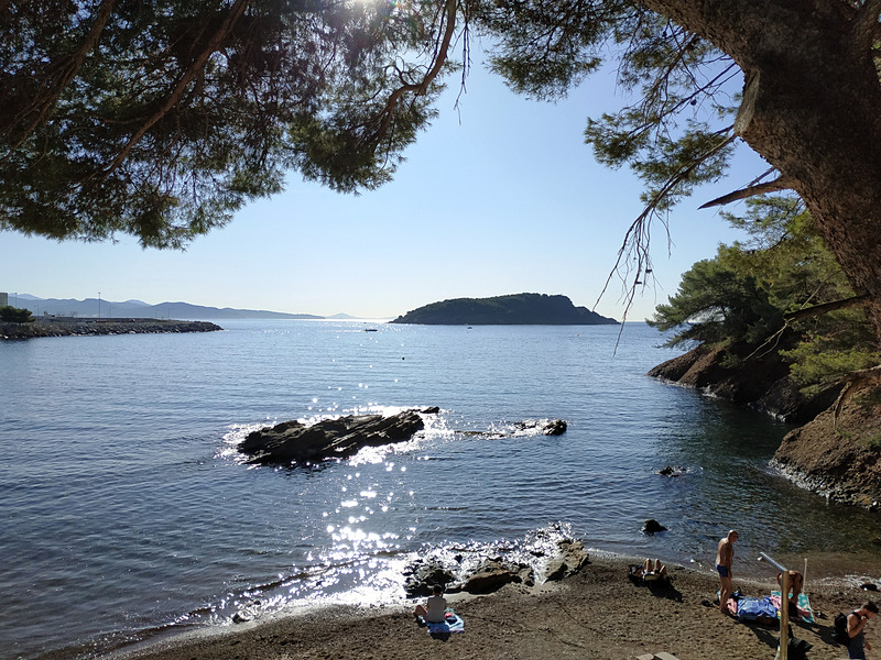 対岸には造船所が見えます（写真右下）
