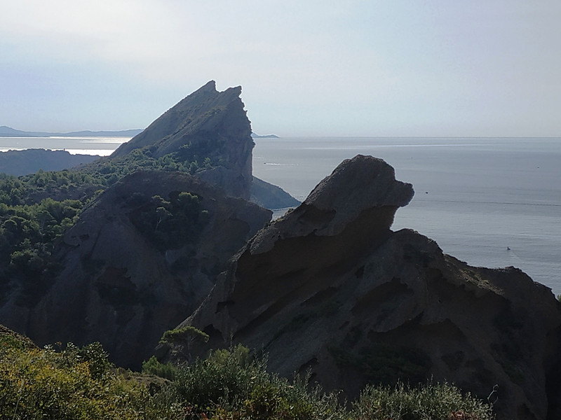 寺院からラ・シオタ方面を見ると、犬と、某超有名アニメキャラクターにしか見えない岩が