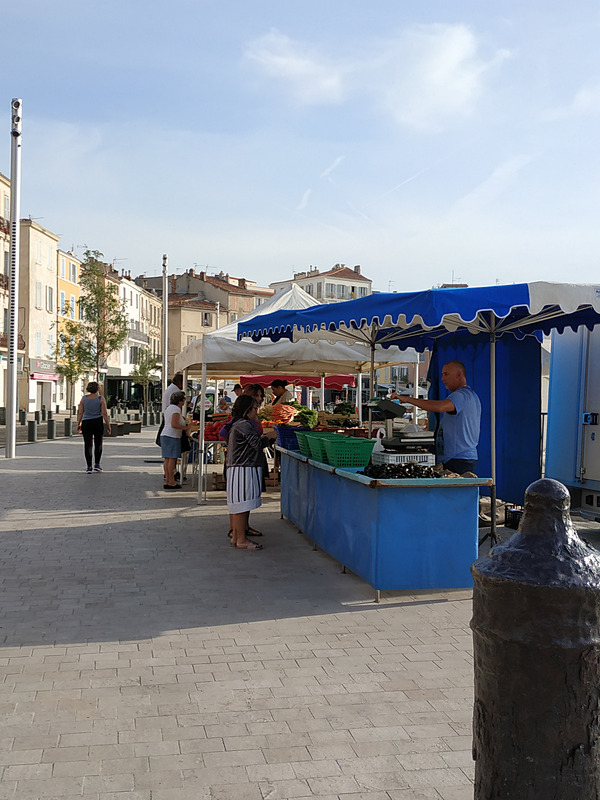 旧港では土曜日にオーガニック市場が出ますが、出店数はとても少なかったです
