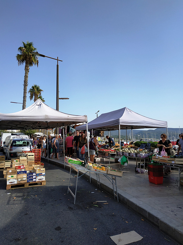 日曜日の市場は浜辺に沿って延々と立っていました。食品だけでなく、衣料品や雑貨など、いろいろなものが売られていました