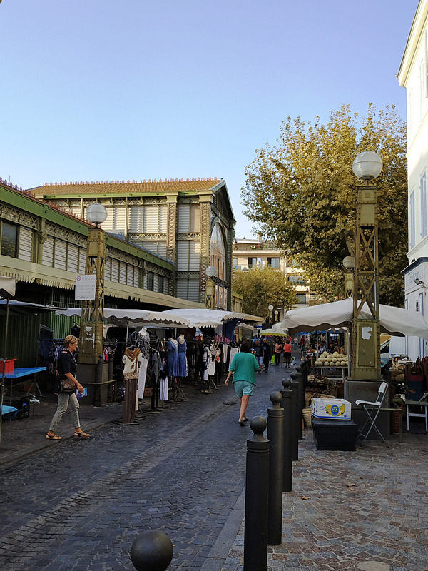 火曜日の市場は旧市街にあるリュミエール映画館の周辺に立ちます