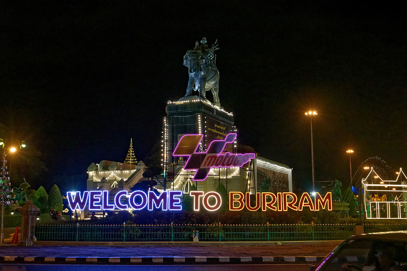 ブリーラムの街中心部の交差点で、MotoGPのロゴとともにネオンが輝く