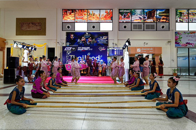 飛行機が到着したタイミングで空港内で伝統舞踊が始まり、来訪を歓迎してくれる