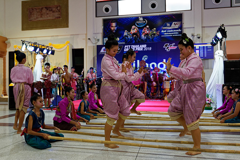 長い竹をリズムに合わせて巧みに操り、縄跳びのようにクリアしていく