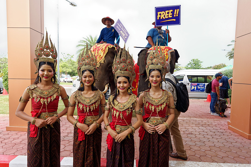 空港の外ではゾウがお出迎え